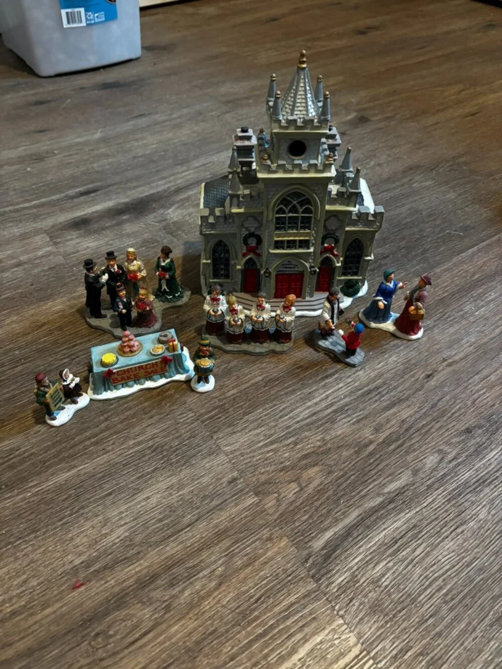 Lemax Christmas Village light up house St, Nicholas Church set w/8 accessories